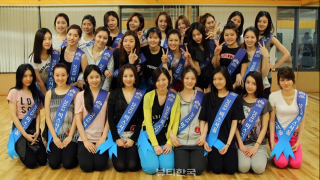 Illustration for article titled Blame Photoshop for Korea's Beauty Queen "Clones"?